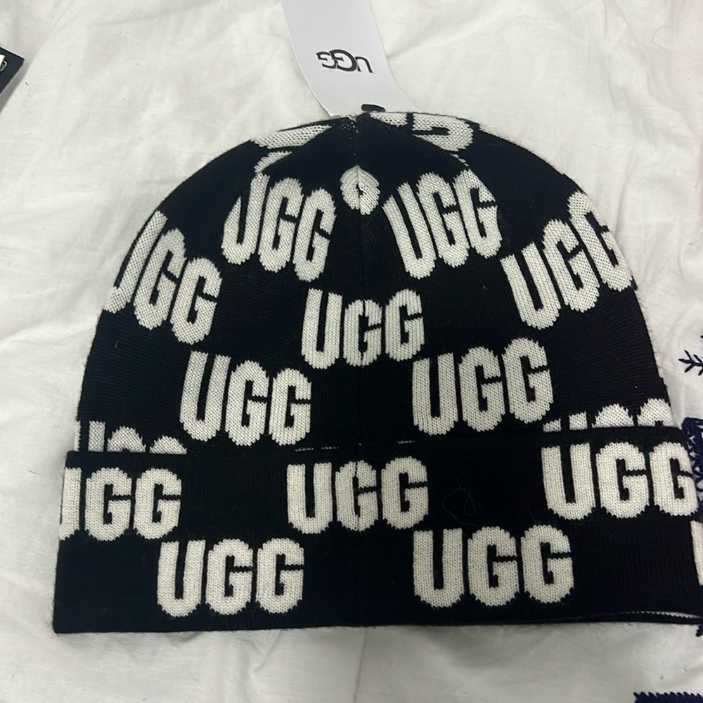 New with tags Ugg beanie